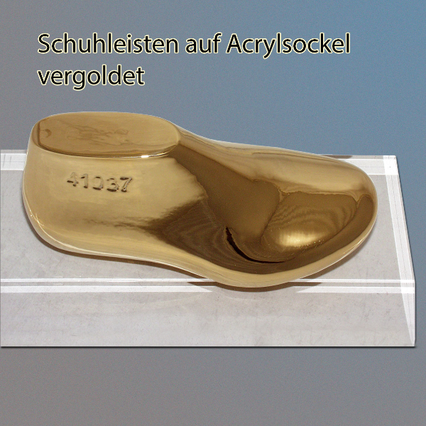 vergoldeter Schuhleisten auf Sockel