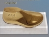 vergoldeter Schuhleisten auf Sockel